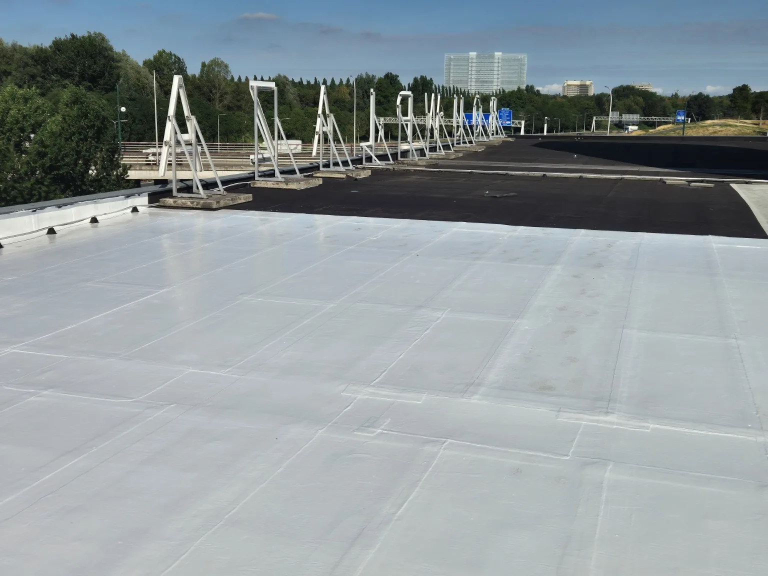 Wit afgewerkt bedrijfsdak in Den Haag, circa 125 m²
